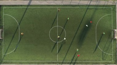 Futbol oynayan oyuncuların olduğu bir spor sahasının en üst görüntüsü. Belarus 'un caddesinde küçük bir futbol sahası.