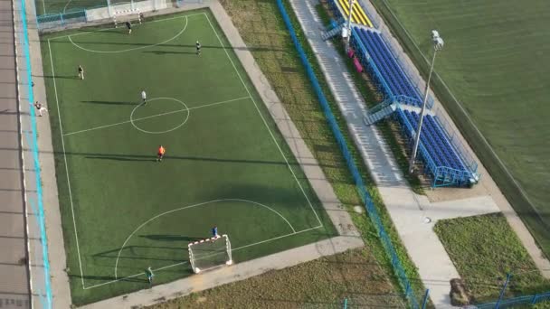 Вид сверху на спортивное футбольное поле с игроками, играющими в мини-футбол на улице города. — стоковое видео