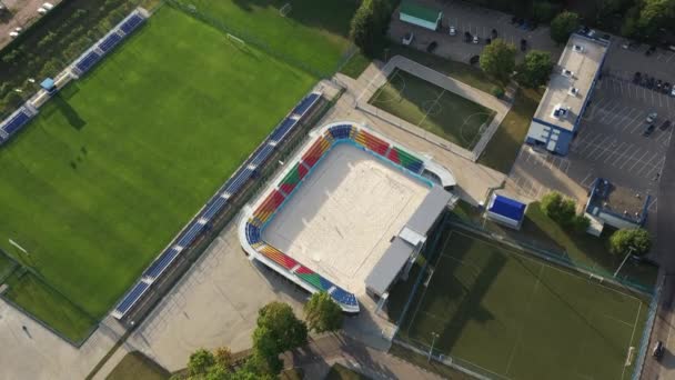 Sportcomplex in het centrum van Minsk met openlucht sportvelden voor spelletjes. Belarus — Stockvideo