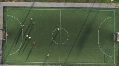 Futbol oynayan oyuncuların olduğu bir spor sahasının en üst görüntüsü. Belarus 'un caddesinde küçük bir futbol sahası.