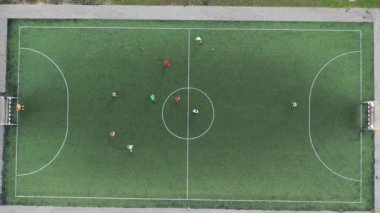 Futbol oynayan oyuncuların olduğu bir spor sahasının en üst görüntüsü. Belarus 'un caddesinde küçük bir futbol sahası.