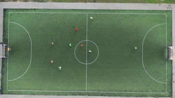 Вид зверху на спортивне футбольне поле з гравцями, які грають у футбол. невелике футбольне поле на вулиці міста. Білорусь — стокове відео