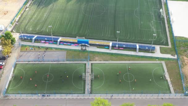 Vista superior de un campo de fútbol deportivo con jugadores jugando futbol.un pequeño campo de fútbol en la calle en la ciudad.Belarús — Vídeos de Stock