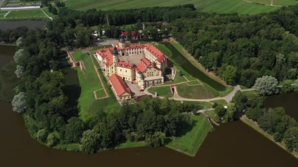 Vista superior del castillo de Nesvizh y el parque en un día de verano.Bielorrusia — Vídeos de Stock