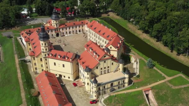 Top kilátás nyílik a Nesvizh kastély és a park egy nyári napon.Fehéroroszország — Stock videók