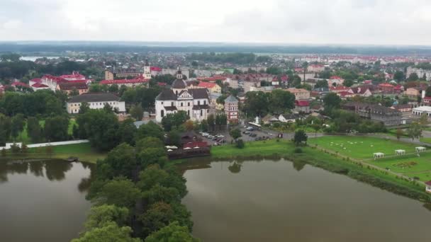 Pohled shora na město Nesvizh a kostel v letním dnu.Bělorusko — Stock video