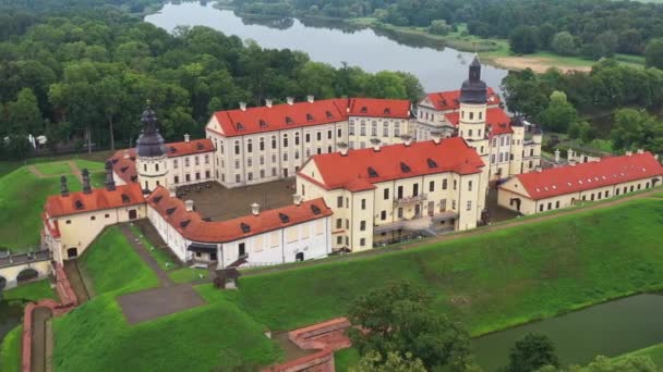 Κάτοψη του Κάστρου Nesvizh και του πάρκου σε μια καλοκαιρινή μέρα.Λευκορωσία — Αρχείο Βίντεο