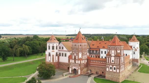 从白俄罗斯米尔城堡和公园的高处看夏季的一天 — 图库视频影像