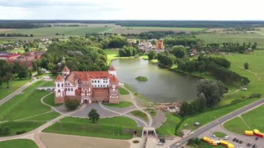 Belarus 'taki MIR Şatosu' nun tepesinden ve bir yaz günü parktan görüntü. Belarus