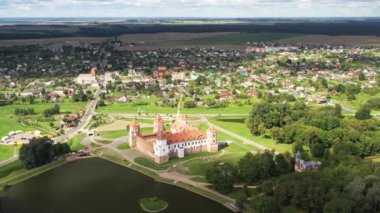 Belarus 'taki MIR Şatosu' nun tepesinden ve bir yaz günü parktan görüntü. Belarus