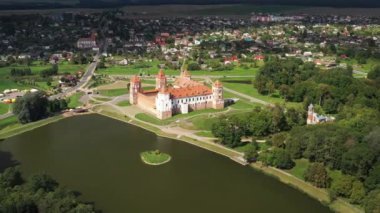 Belarus 'taki MIR Şatosu' nun tepesinden ve bir yaz günü parktan görüntü. Belarus