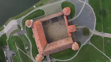 Belarus 'taki MIR Şatosu' nun tepesinden ve bir yaz günü parktan görüntü. Belarus