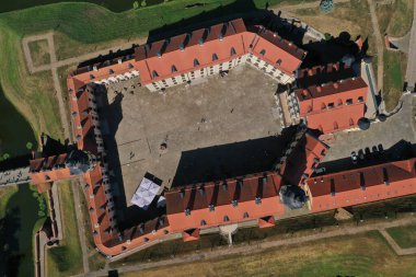 Nesvizh Kalesi 'nin gündüz manzarası. Belarus..