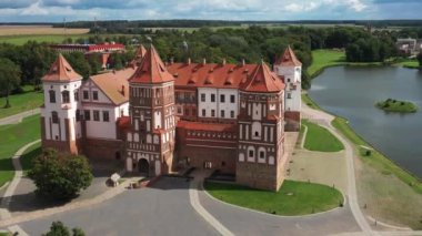 Belarus 'taki MIR Şatosu' nun tepesinden ve bir yaz günü parktan görüntü. Belarus