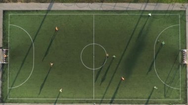 Futbol oynayan oyuncuların olduğu bir spor sahasının en üst görüntüsü. Belarus 'un caddesinde küçük bir futbol sahası..