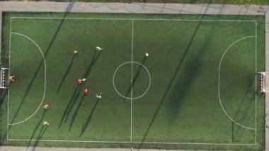 Futbol oynayan oyuncuların olduğu bir spor sahasının en üst görüntüsü. Belarus 'un caddesinde küçük bir futbol sahası..