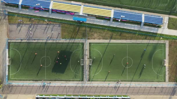 Futbol Oynayan Oyuncuların Olduğu Bir Spor Sahasının Üst Görüntüsü Belarus — Stok video