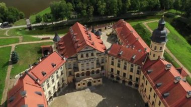 Nesvizh Kalesi 'nin gündüz manzarası. Belarus.