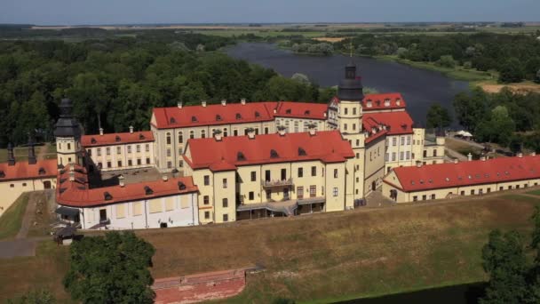 Vista superior del castillo de Nesvizh y el parque en un día de verano.Bielorrusia — Vídeos de Stock