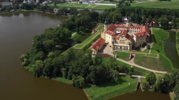 Κάτοψη του Κάστρου Nesvizh και του πάρκου σε μια καλοκαιρινή μέρα.Λευκορωσία — Αρχείο Βίντεο