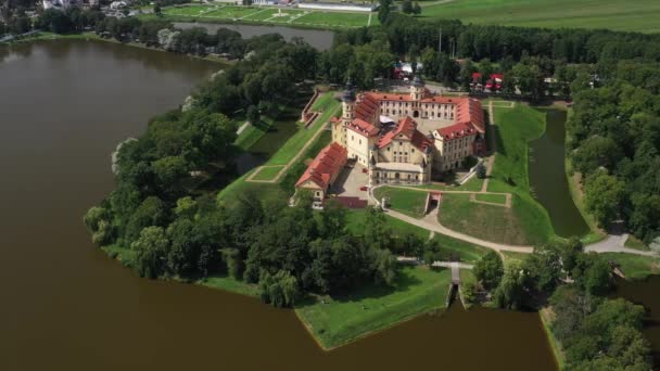 Ovanifrån av Nesvizh slottet och parken på en sommardag.Vitryssland — Stockvideo
