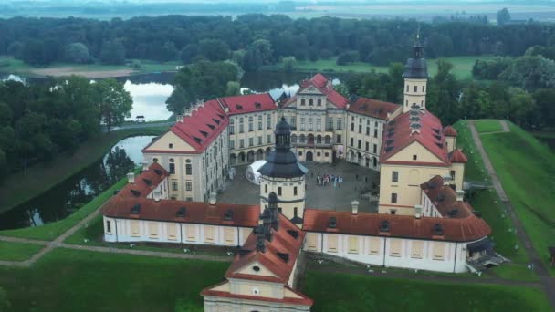 夏天的一天，内斯韦日城堡和公园的最高视图。白俄罗斯 — 图库视频影像