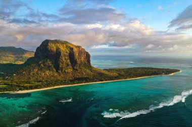 Hint Okyanusu 'ndaki Mauritius adasının yüksekliğinden ve Le Morne-Brabant plajından manzarayı izleyin..
