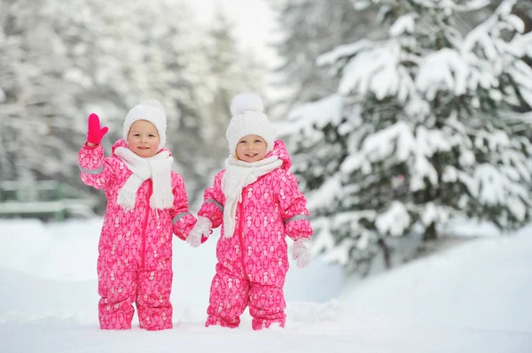 Dvě Malé Dvojčata Červených Oblecích Stojí Zasněženém Zimním Lese — Stock fotografie