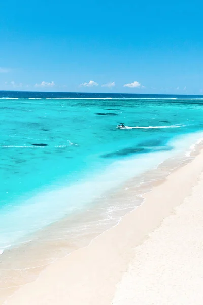 Uma Vista Uma Altura Uma Praia Tropical Ondas Quebrando Uma — Fotografia de Stock