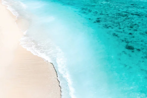 Una Vista Desde Una Altura Una Playa Tropical Olas Rompiendo — Foto de Stock