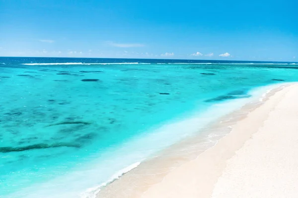 Vista Dall Alto Una Spiaggia Tropicale Onde Che Infrangono Una — Foto Stock