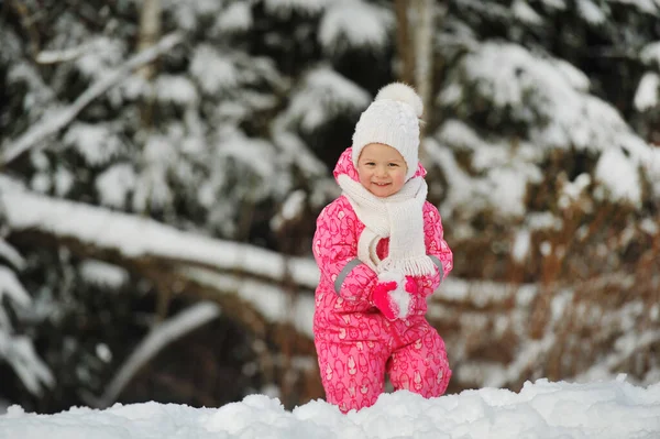 Маленькая Девочка Розовом Костюме Выходит Улицу Зимой — стоковое фото