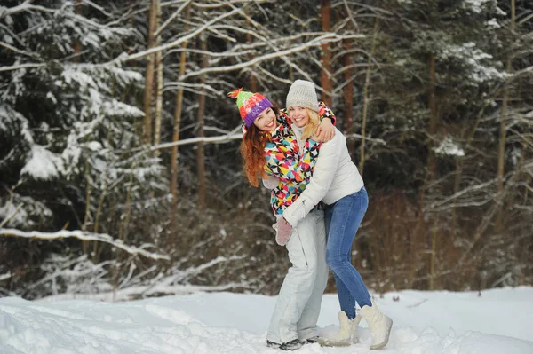 Deux Filles Dans Forêt Hiver Serrent Émotionnellement Dans Leurs Bras — Photo