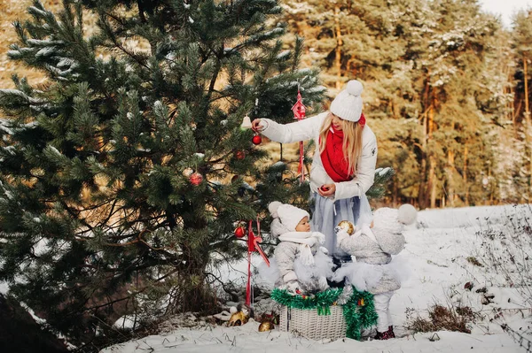크리스마스 트리에 엄마와 아이들 정원을 꾸미네 — 스톡 사진