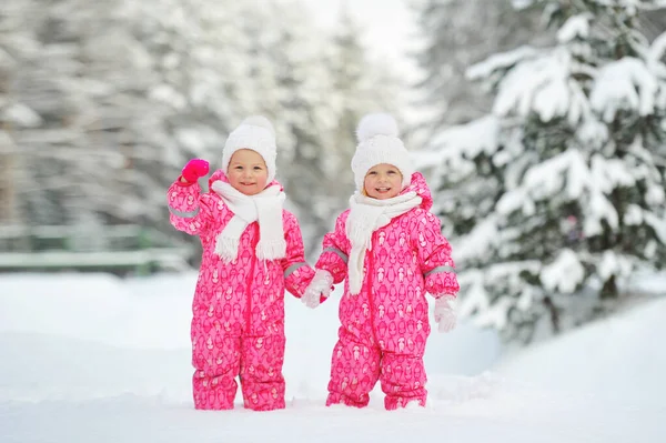 Due Bambine Gemelle Abiti Rossi Trovano Una Foresta Invernale Innevata — Foto Stock