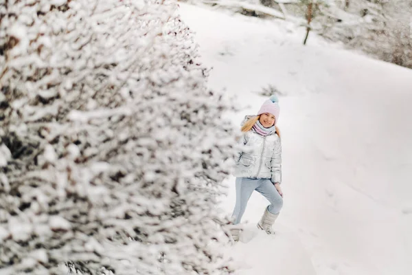 Uma Menina Uma Jaqueta Prata Inverno Sai Inverno — Fotografia de Stock