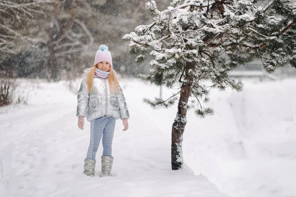 Uma Menina Uma Jaqueta Prata Inverno Sai Inverno — Fotografia de Stock