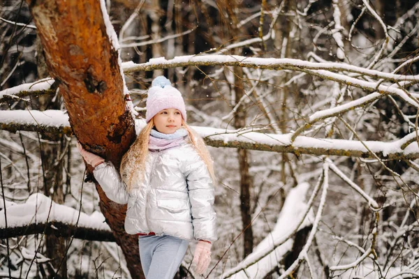 Uma Menina Uma Jaqueta Prata Inverno Sai Inverno — Fotografia de Stock