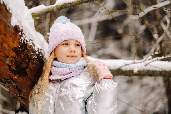 Uma Menina Uma Jaqueta Prata Inverno Sai Inverno — Fotografia de Stock