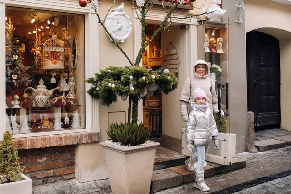 Una Familia Pasea Por Ciudad Año Nuevo Vilnius Lituania —  Fotos de Stock