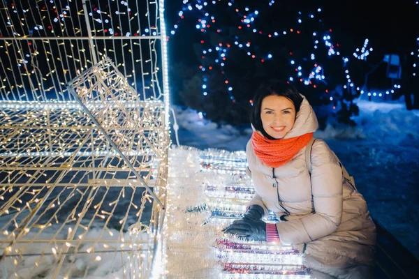 Uma Menina Uma Jaqueta Cinza Inverno Com Luzes Noite Queimando — Fotografia de Stock