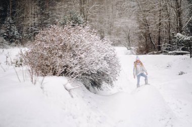 Kışın gümüş ceketli küçük bir kız kışın dışarı çıkar..