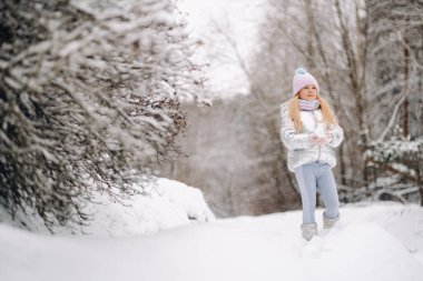 Kışın gümüş ceketli küçük bir kız kışın dışarı çıkar..