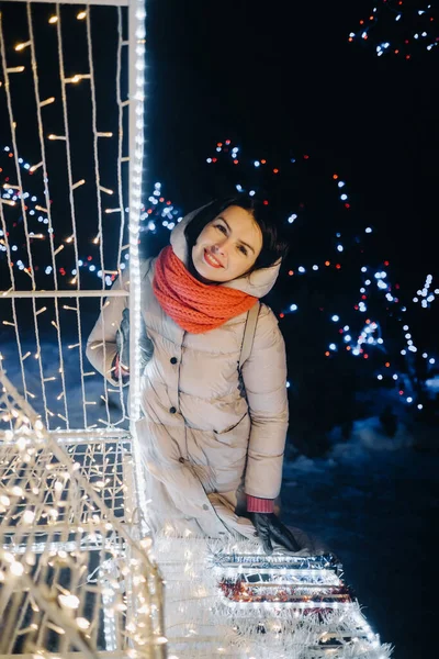 Uma Menina Uma Jaqueta Cinza Inverno Com Luzes Noite Queimando — Fotografia de Stock