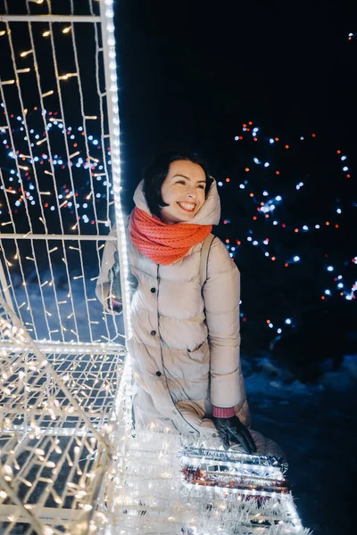 Uma Menina Uma Jaqueta Cinza Inverno Com Luzes Noite Queimando — Fotografia de Stock