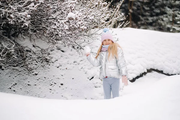 겨울에은으로된 외투를 소녀는 겨울에 나가서 — 스톡 사진