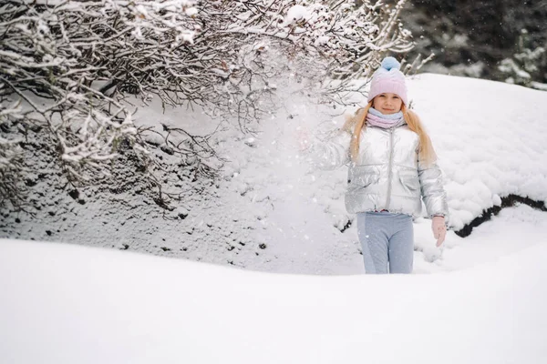 Ένα Κοριτσάκι Ασημί Μπουφάν Χειμώνα Βγαίνει Έξω Χειμώνα — Φωτογραφία Αρχείου