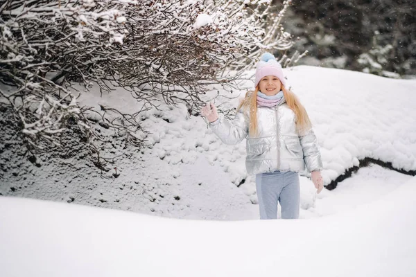 Une Petite Fille Dans Une Veste Argent Hiver Dehors Hiver — Photo