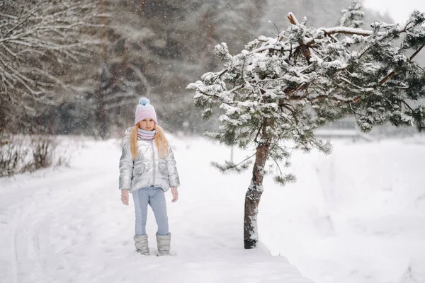 Uma Menina Uma Jaqueta Prata Inverno Sai Inverno — Fotografia de Stock