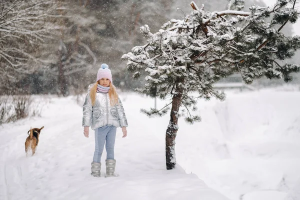 Une Petite Fille Promenade Avec Son Chien Dans Forêt Hiver — Photo